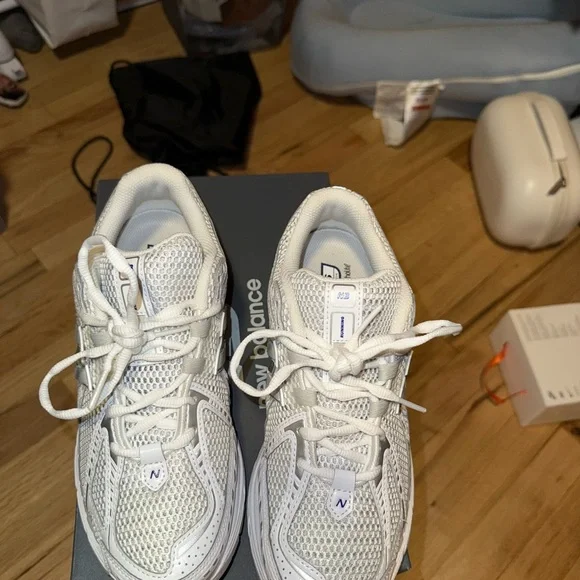 1906 New Balance White and Gray Sneakers - Picture 6 of 9